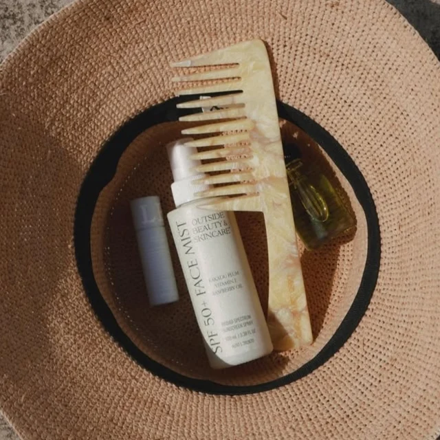 What’s in my beach bag, but it’s all @outsidebeautyskincare 🫢